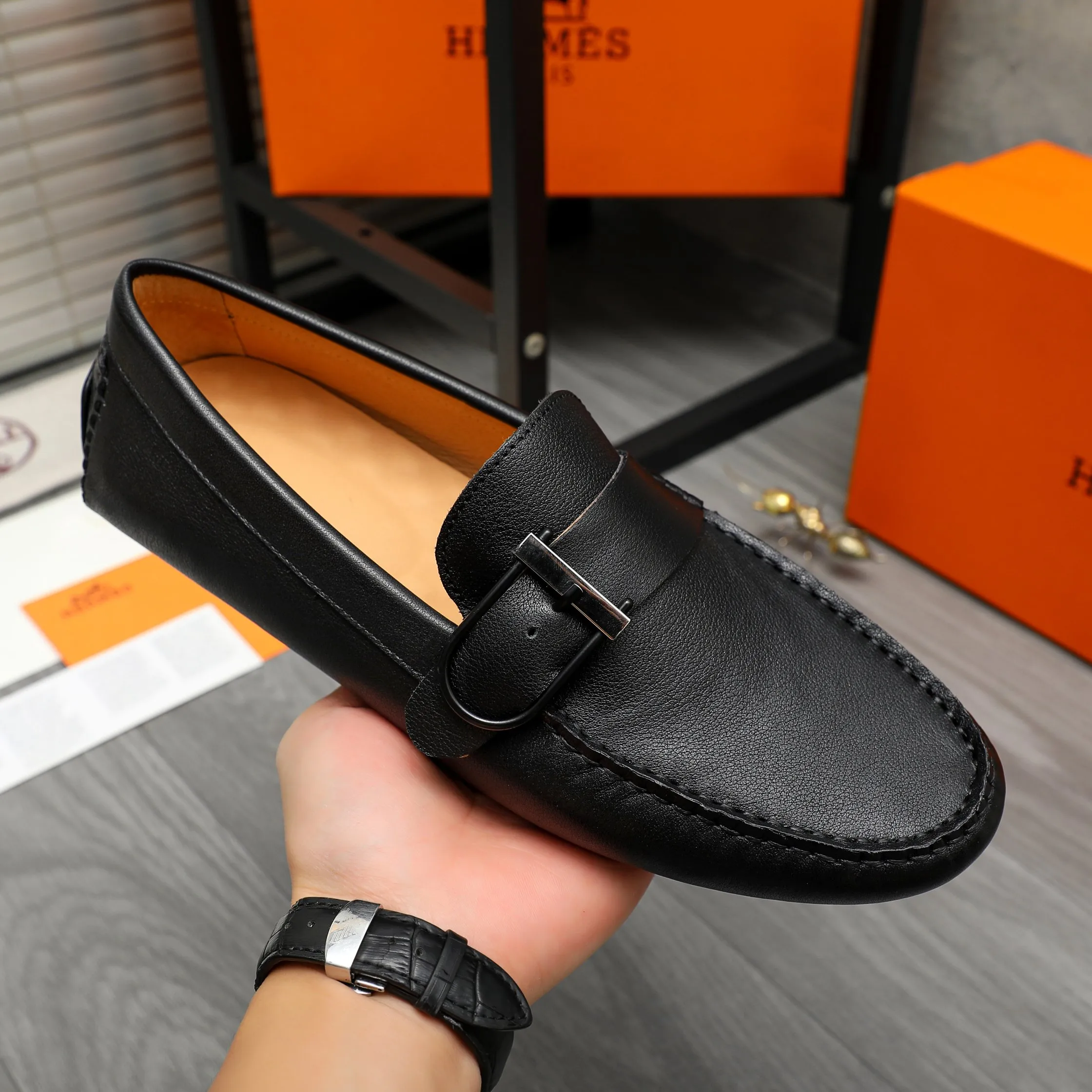 P380 Product trademark: HERMES "Hermes" casual slip-on men's shoes. Regular size: 38-44 Product material: Selected small pebbled cowhide upper, pigskin lining, rubber outsole